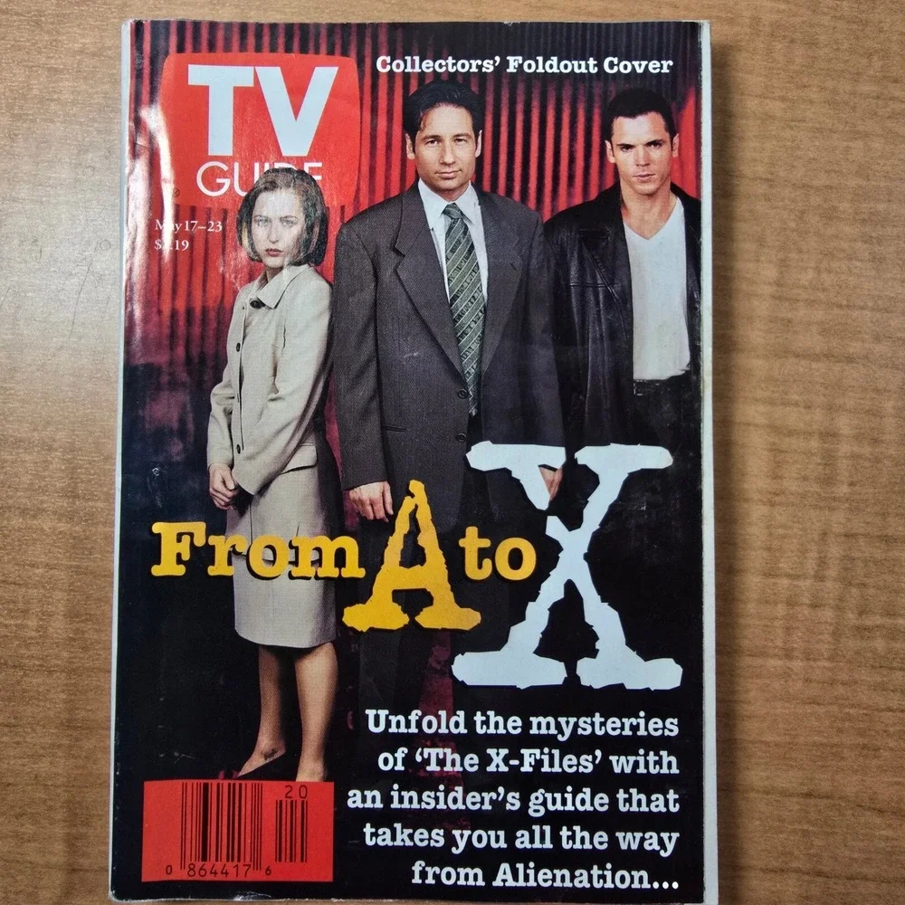 TV Guides 1997/1998 X-Files Collector's Foldout Cover 1 of 2 Collectors' Covers